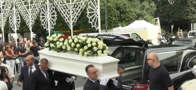Il cielo si tinge di bianco e rosa per Anthea: l'addio commosso a una vita spezzata troppo presto